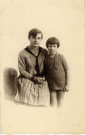 [Photographie de Mady Martha avec une adolescente]