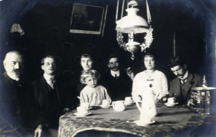 [Photographie de l'intérieur d'une maison de Sérémange le 14 février 1916 avec Charles Schontz]