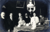 [Photographie de l'intérieur d'une maison de Sérémange le 14 février 1916 avec Charles Schontz]