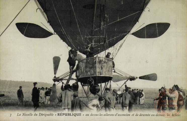 La Nacelle du Dirigeable 'REPUBLIQUE' au dessus les ailerons d'ascension et de descente au-dessous les hélices