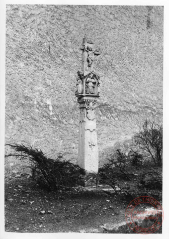 Bildstock situé dans le virage de la rue de Meilbourg (en face de la rue du Prieur) à Garche (Thionville). Daté 1613, statues de la Vierge et l'Enfant, Saint-Rémy, Saint-Nicolas et Sainte Ursule