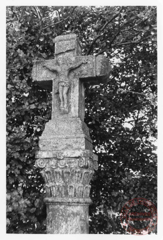 Bildstock situé au lieu-dit "Stuck à Puttelange-lès-Thionville. Croix érigée en 1864 (date portée sur le fût) par le sculpteur Hansen, de Rodemack (Moselle) , pour André Schultz et sa femme Christine Gind