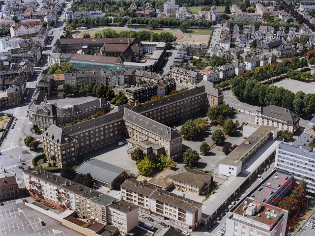 Vue aérienne de Thionville - Au premier plan, le collège-lycée Hélène Boucher, puis l'école primaire Poincaré, l'Institut Notre-Dame de la Providence et le stade Jeanne d'Arc. Adroite les Services Techniques Municipaux