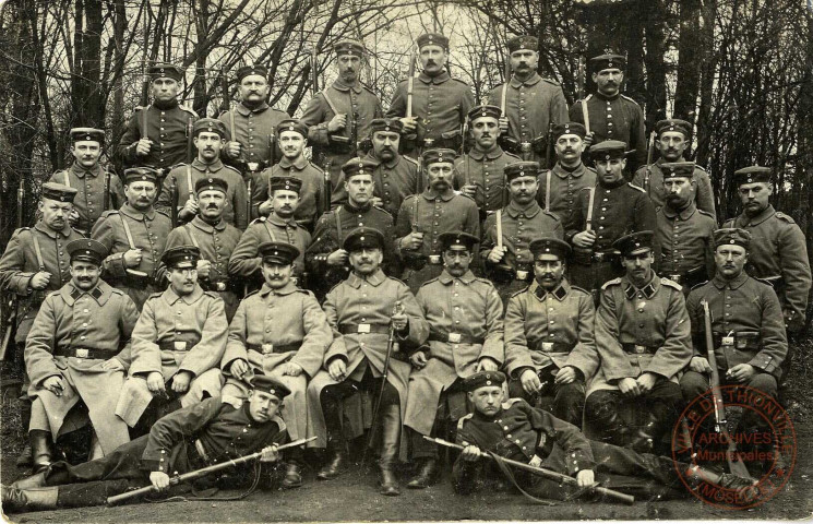 [Photographie d'un groupe de soldats du 16e Régiment d'Artillerie à pied vers 1900]