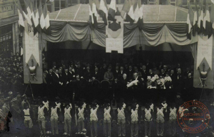 [Diedenhofen - Raymond Poincaré remet la croix de la Légion d'Honneur à Thionville ]