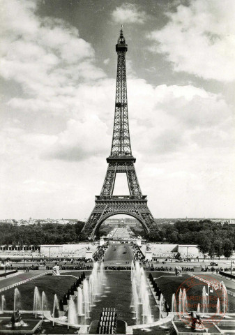 Paris.... En Flanant. Les Grandes eaux au Palais de Chaillot et la Tour Eiffel.