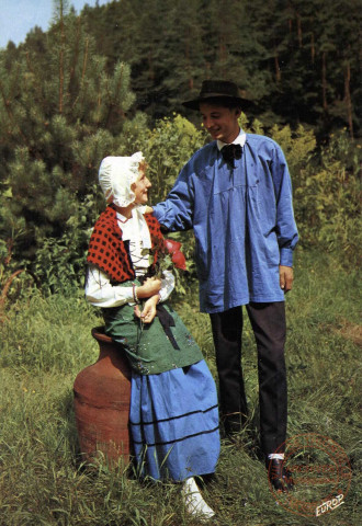 La Lorraine Folklorique. Jeunes Lorrains en costumes traditionnels.