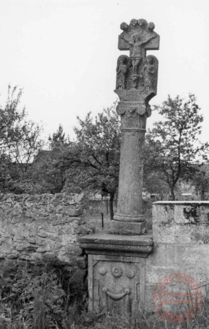 Bildstock situé à Haute-Ham (commune de Basse-Ham), en face du 22 rue de la Chapelle. Il est constitué d'un fût circulaire et d'un croisillon, stèle représentant le Christ en croix accoté de la Vierge et de saint Jean