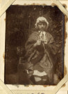 [Portrait d'une jeune fille tricotant dans le jardin le 10 juillet 1915]