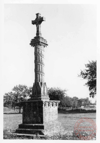 Bildstock situé à l'angle de la route de Rodemack et de la D1 à Fixem. Croix érigée en 1852 (date portée sur le socle) pour Nicolas Brandenbourger et Marie Roser, de Sentzich (commune de Cattenom, Moselle) , par le sculpteur Jean Valzer, de Koeking (commune de Thionville, Moselle). Bénite le 21 novembre 1869