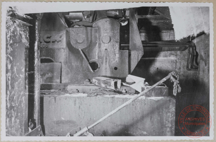 Cisaille volante du train continu. Laminoirs. Très mauvais état d'entretien. Jeu dans toutes les pièces mobiles.