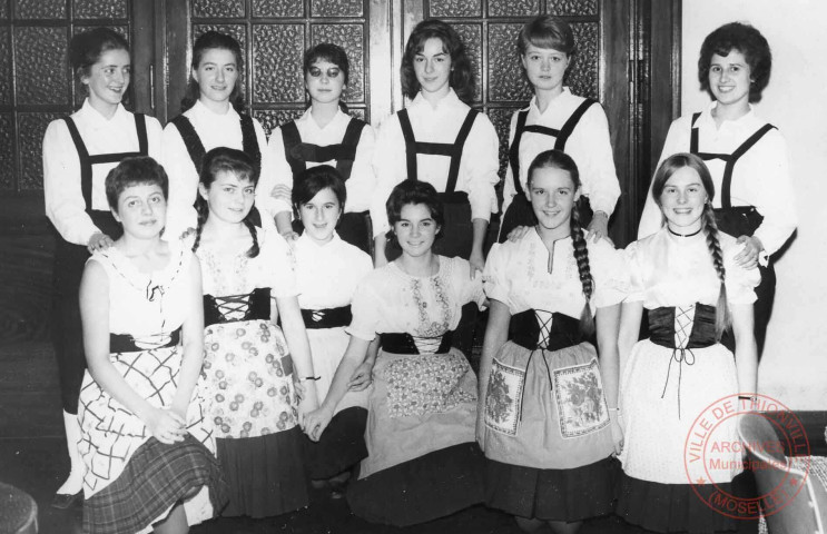 [Groupe de femmes en tenue folklorique]