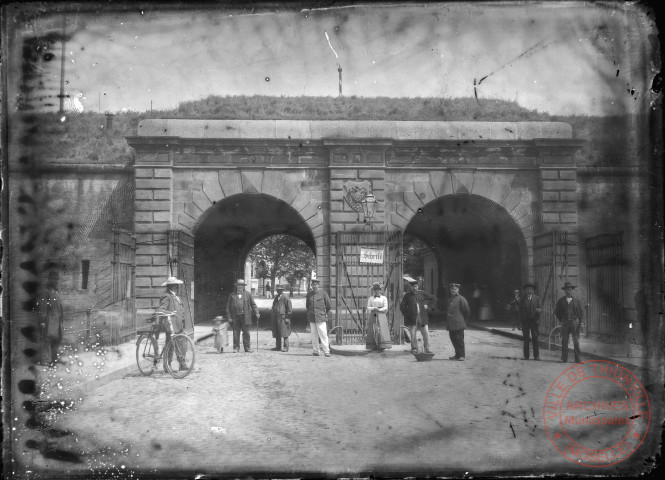 [Fortification, la porte de Metz à Thionville. Au milieu la pancarte "Schritt", signifie "Au pas"]