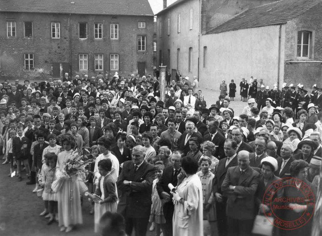 [Cérémonie religieuse avec l'abbé CHRIST - Basse-Yutz, église Saint-Nicolas, rue des Nations]