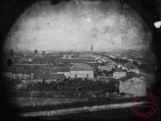 [Vue panoramique de Basse-Yutz prise en hauteur, l'église en fond]