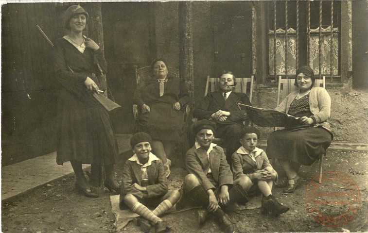 [Photographie de Nicolas Close, droguiste a Thionville. Celui assis avec un soucis a un œil est ne en 1901 a basse ham le garçon du centre assis Roger Becker fils de Gustave ne en 1922]