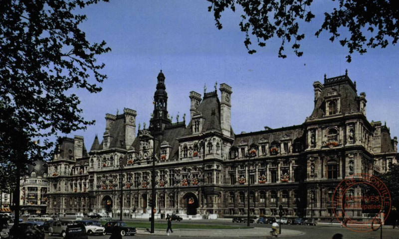 L'Hôtel de Ville ( 1882) et sa Place.