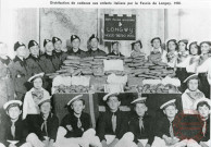 Distribution de cadeaux aux enfants italiens par le Fascio de Longwy en 1936.