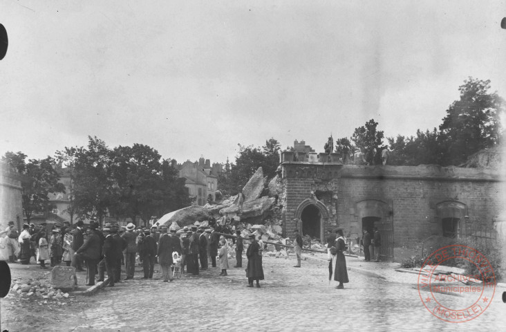 [Démolition de la porte du Luxembourg, foule devant les gravats]