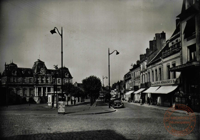 AUTUN (Saône-et-Loire) - Place du Champ-de-Mars et le Théâtre