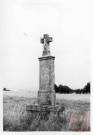 Croix des champs de 1877 à Breistroff-la-Grande en bordure de chemin rural après l'église (point culminant)
