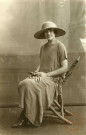 [Jeune femme des années 1920 portant un grand chapeau]