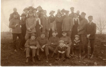 [Photographie prise dans la campagne d'un groupe de ciivils et de militaires dans les années 1910]