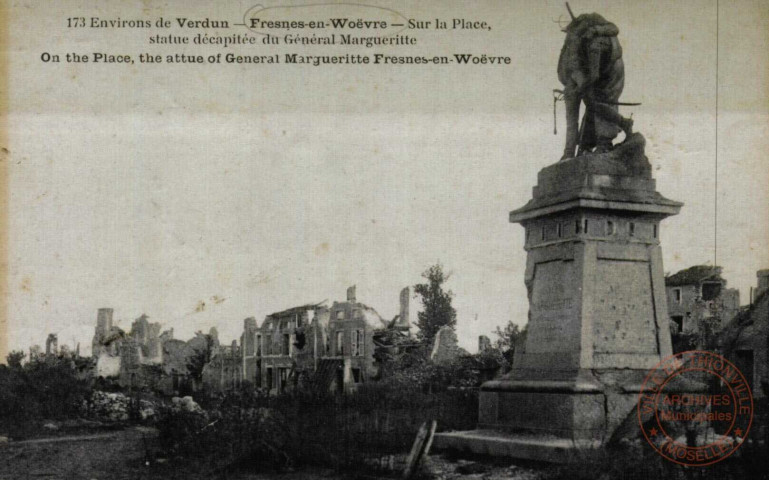 Environ de Verdun - Fresnes-n-Woëvre - Sur la Place, statue décapitée du Général Margueritte, On the Place, the attue of General Margueritte Fresnes-en-Woëvre