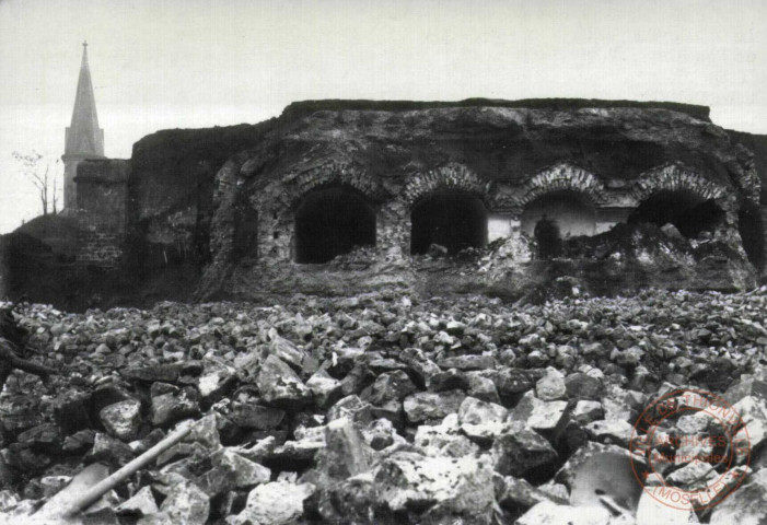 Le démantèlement des fortifications de Thionville (1902-1903) - La démolition des fortifications derrière le temple protestant. 1903