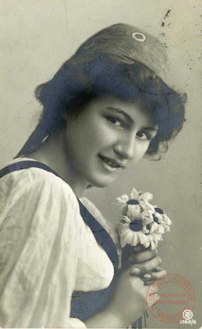 [Portrait d'une femme portant un bouquet de marguerites]