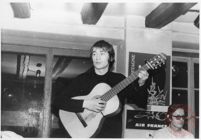 Les enfants des écoles et les comédiens du Théâtre Populaire de Lorraine discutent de la technique théâtrale