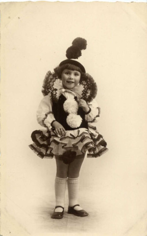 [Photographie de jeunes filles déguisées]
