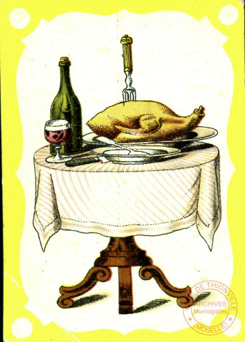 Table sur laquelle est posée un poulet rôti et une bouteille de vin