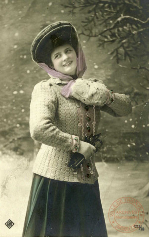 [Portrait d'une jeune femme chaudement vêtue devant un paysage hivernal]