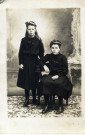 [Photographie de jeunes filles, pensionnaires, en 1909]