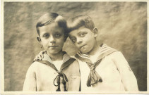 [Photographie de deux jeunes garçons en tenue de marin]