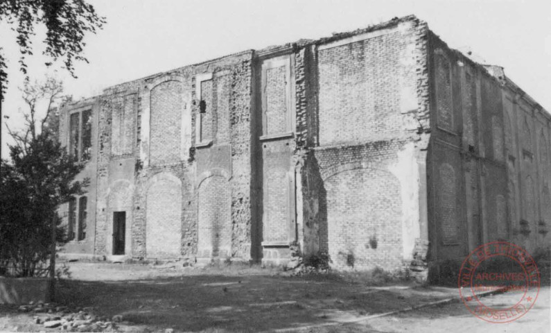 Guerre 1939-1945. La salle Saint-Maximin rue Joffre après les bombardements