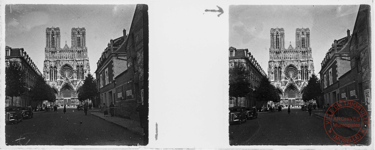 Reims (51) - La cathédrale Notre-Dame vue depuis la rue Libergier