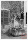 Maison ancienne situé au 22 rue Jeanne d'Arc à Cattenom. Puit et niche trilobée dans la façade