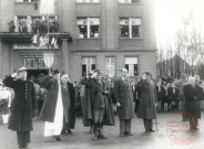 Fête de la Libération :les personnalités devant l'hôtel de ville provisoire, le maire Léonard s'adresse au préfet Rebourset