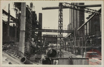 Condensation. Vue d'ensemble sur la condensation, le barillet, les conduites d'aspiration. A remarquer le barillet de la batterie Koppers qui a été endommagé par la bombe d'avion et qui se trouve au premier plan.