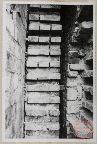 Culée - Batterie Still - côté nord - Culée en mauvais état, sous l'action de la chaleur, les briques rouges ont atteint le point de ramollissement, par contre, la protection en réfractaire est presque intacte.