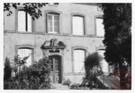 Hôtel de Ville, 2 ruelle Abbé Pax à Roussy-le-Village. Statuette d'un Saint dans une niche au-dessus de la porte d'entrée
