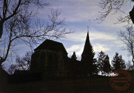 L'Église de Zetting (XVsiècle) dresse sa silhouette sur les coteaux de la Sarre.