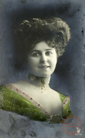 [Portrait d'une jeune femme]