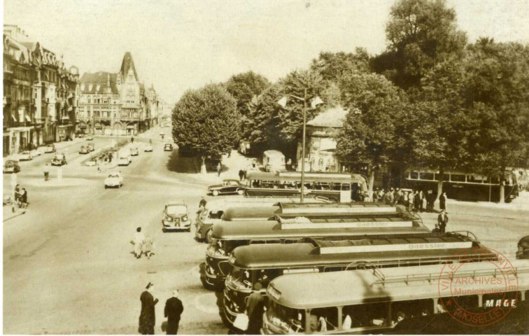 [Gare routière place du Luxembourg dans les années 1950]