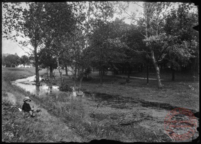 [Les Glacis de la place-forte, à peu-près à l'emplacement des rues des Ducs de Lorraine et Lazare-Hoche, non loin de l'actuel lycée Charlemagne. Entre 1900 et 1910]