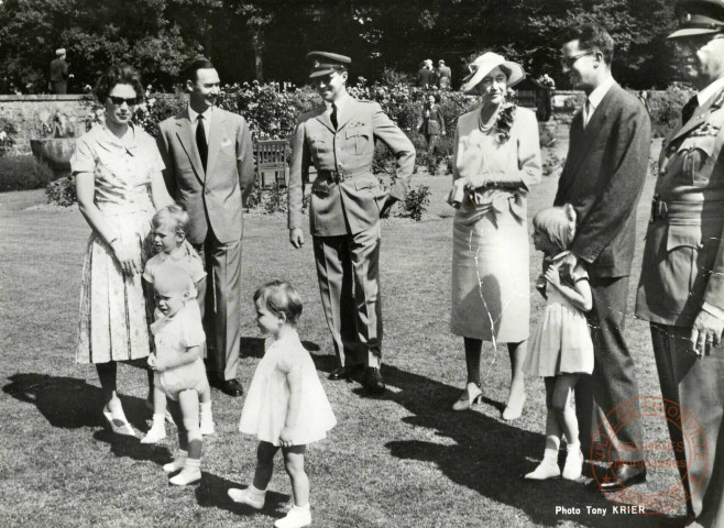 S.M.Le Roi des Belges entouré de la Famille grand-ducale.