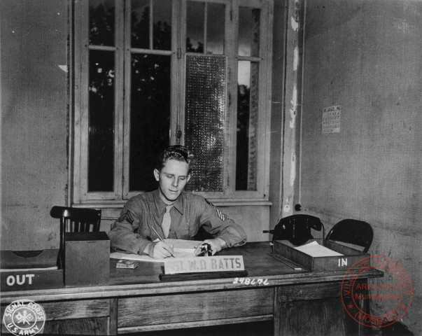 Premier sergent William Batts du 115 AAA Gun Battalion chargé de la sécurité des trains, à Thionville, en janvier 1945