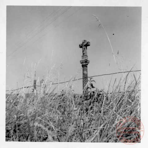 Bildstock situé à environ 800 m de Elzange, dans les champs. Crucifixion sur la partie heute et dans les niches, Saint-Pierre, Sainte-Catherine, Saint-Nicolas et Saint-Antoine d'Egypte